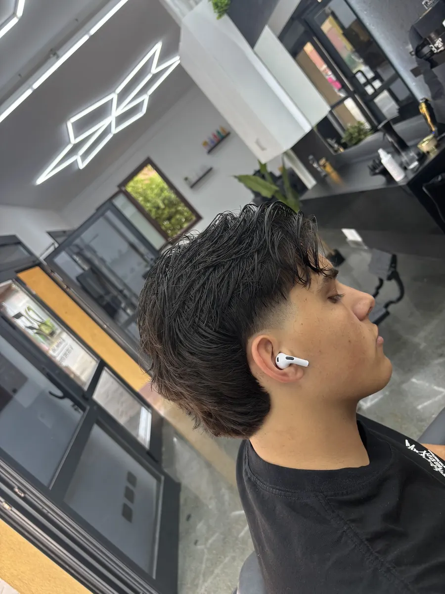 Mullet con burst fade intorno all'orecchio