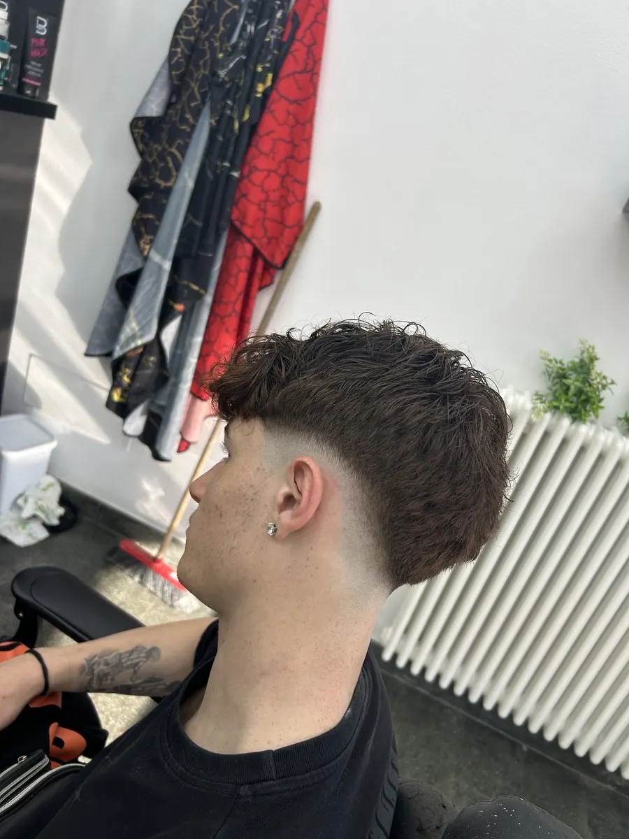 Capelli ricci con sfumatura a metà testa