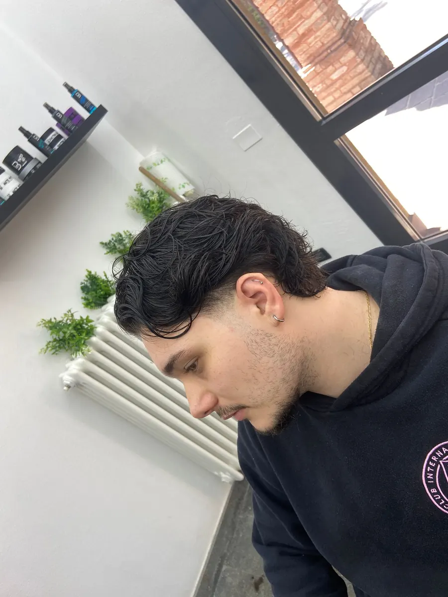 Capelli mossi effetto bagnato con taper