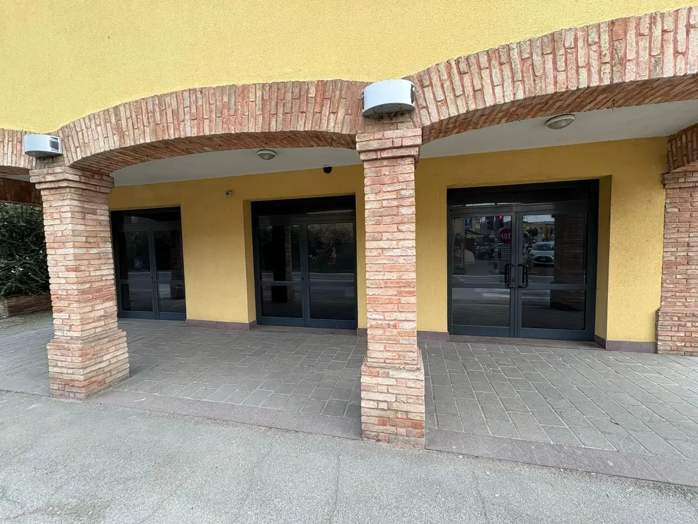 Il portico di via Canaletto con le vetrine